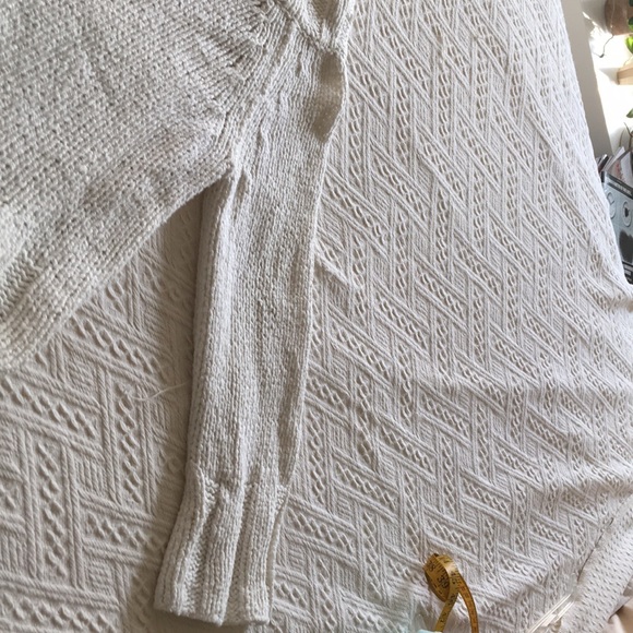 White pullover - Picture 2 of 9